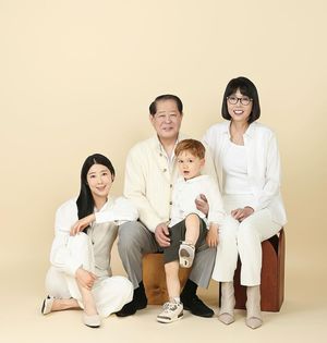 &apos;싱글맘&apos; 사유리, 훈훈한 가족사진 "인형 비주얼 젠 많이 컸네"