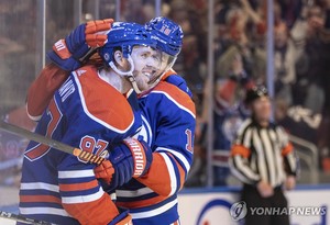 &apos;천재&apos; 맥데이비드, 그레츠키 이후 첫 NHL 시즌 100어시스트