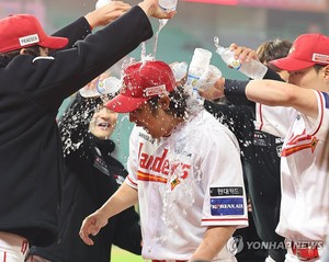 &apos;통산 홈런 공동 1위&apos; 최정 "이승엽 감독님 기록과 타이, 영광"