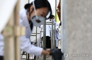 낙서로 얼룩진 흔적 남지 않도록…경복궁 담장 복구 위해 구슬땀