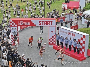 롯데월드타워 123층까지 한달음에…수직마라톤에 2천200여명