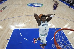 미네소타·클리블랜드, NBA 8강 PO 1차전서 승리