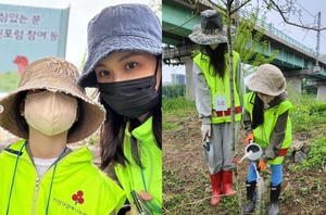 &apos;장동건♥&apos; 고소영, 모녀가 함께 다정히 나무 심기 봉사…"좋은 일 기꺼이 함께 하는 기특한 딸내미"