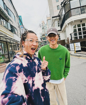 "역시 모든 걸 갖추셨다"…팝핀현준, 우연히 길에서 마주친 송중기와 &apos;찰칵&apos;