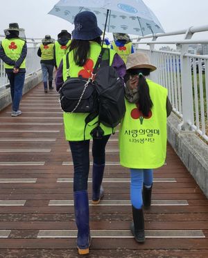 &apos;장동건♥&apos; 고소영, 봉사활동 함께한 딸 공개…우월한 비율