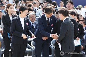 야권 연대 벌써부터 삐거덕…민주당, &apos;범야권 연석회의&apos; 조국 제안 사실상 거절