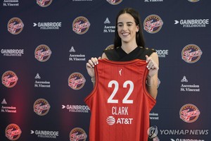 미국 여자농구 스타 클라크, 설리번 어워드 2년 연속 수상