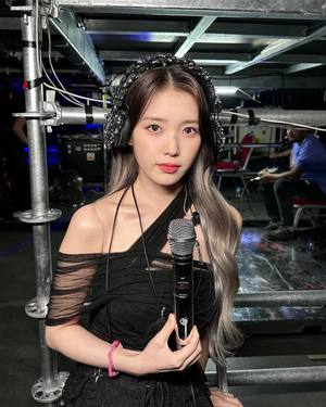 “나의 영원한 라이벌”…가수 아이유, 월드 투어 ‘HEREH’ 싱가포르 공연 소감