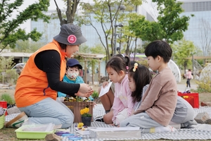 서울식물원서 정원투어·꽃 토크쇼·요가…5월 &apos;해봄축제&apos;