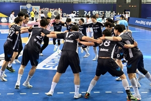 두산, SK 꺾고 핸드볼 H리그 통합 챔피언…9시즌 연속 우승(종합)
