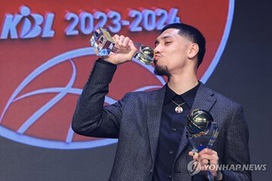[프로농구결산] ②사상 첫 아시아쿼터 MVP…12년 만에 &apos;1만 관중&apos; 경기