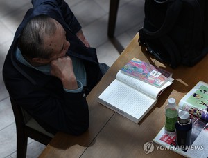 서울 공공도서관 대출 1·2위는 소설 &apos;불편한 편의점&apos; 시리즈