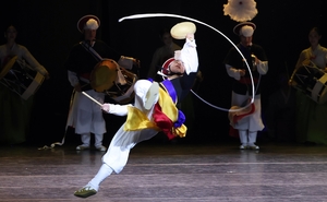 공중부양하듯 상모 돌리자 "와~"…로마 대표 극장 오른 전통공연