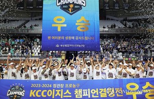 정규리그 5위 KCC, 6강 PO부터 &apos;슈퍼 팀 본색&apos;…우승 샴페인까지(종합)