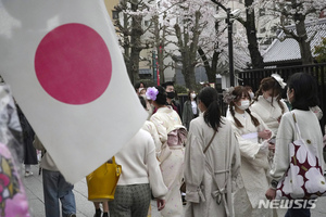 일본인 1%는 &apos;우정결혼&apos;, 법적으로만 배우자…사랑이나 성관계 없고, 불륜도 허용