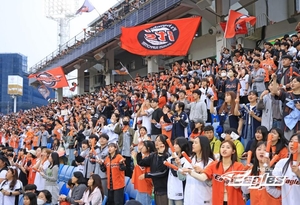 지치지 않는 한화 팬들의 응원 목소리…시즌 17번째 매진