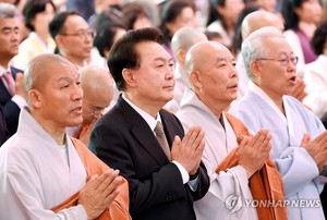 尹 "늘 부처님 마음 새기면서 올바른 국정 펼치겠다"(종합2보)