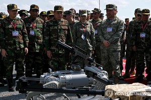 중국, 캄보디아 합동훈련서 기관총 장착한 &apos;로봇개&apos; 공개