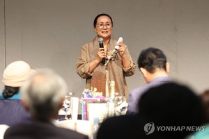 "과거춤 복원해 다시 추는 기분"…김매자 &apos;한국무용사&apos; 재발간