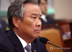 &apos;직무정지&apos; 이기흥 체육회장, IOC 위원 활동은 가능할까