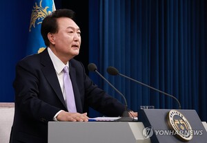 [대국민담화 기자회견] 윤석열, 김건희 여사 논란에 "텔레그램이나 문자를 주고받은 분들도 엄청나게 많을 것"