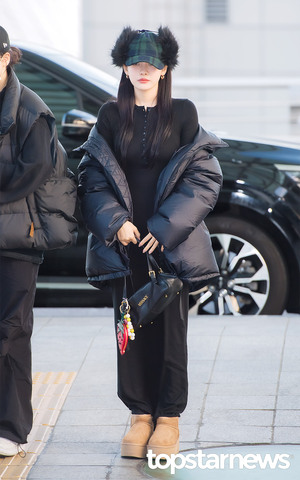 에스파 닝닝, ‘애도하는 마음으로 입은 검정색 의상’ (인천공항 출국) [HD포토]