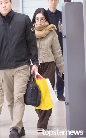 레드벨벳 아이린, ‘배주현 한파 대비 철저한 뱁새 패션’ (인천공항 입국) [HD포토]