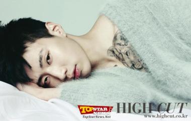 박재범(Jay Park), 화보촬영서 가슴에 새겨진 사자 문신 공개