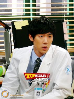 유연석(Yoo Yeon seok), 흰 가운이 잘 어울리는 남자…女心 흔드는 ‘훈남 의사’로 변신