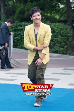 기쁜 표정으로 입장하는 여진구 …2012 Mnet 20&apos;s Choice 블루카펫 현장 [K-STAR PHOTO]