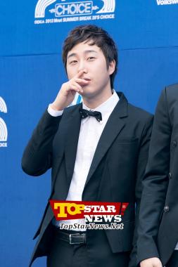자신감 넘치는 표정의 버스커버스커(Busker Busker) 장범준 …2012 Mnet 20&apos;s Choice 블루카펫 현장 [K-STAR PHOTO]