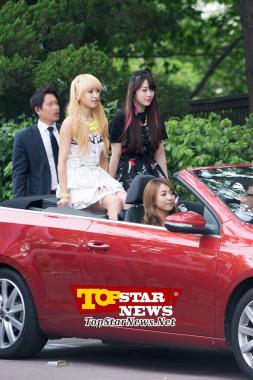f(x) riding the open car looks very happy…2012 Mnet 20&apos;s Choice [KPOP]