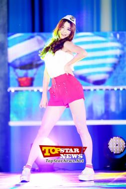 HELLOVENUS&apos; Nara with her super model-like body figure…K-Collection with Supermodel Concert Scene [KPOP PHOTO]