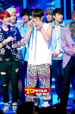 BEAST&apos;s Doo Joon got something on his eye…MCountdown livebroadcast scene [KPOP]