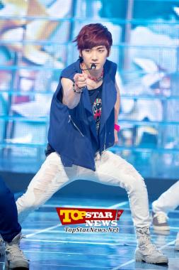 Nu&apos;est&apos;s Aron wants you, pointing at someone in the audience…MCountdown livebroadcast scene [KPOP]