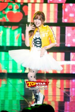 Raina de Orange Caramel "todavØa mÐs linda con chaqueta amarilla" Mnet M Countdown Live Show [KPOP]