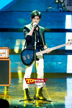 FT Island&apos;s Lee Jae Jin, &apos;looks cool with his mellow eyes&apos; Mnet M Countdown Live Show [KPOP]