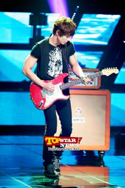 FT Island&apos;s Choi Jong Hun, &apos;sunk in the music&apos; Mnet M Countdown Live Show [KPOP]