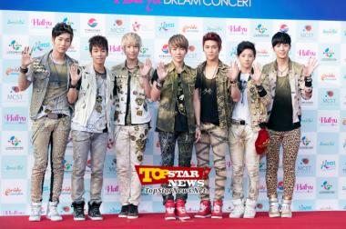 A-JAX, ‘Various styles of the six members&apos; radiant flower bouqets’ …Photo op of 2012 Hallyu Dream Concert in Gyeongju [KPOP PHOTO]