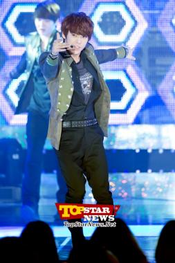 BTOB’s Lee Minhyuk, ‘Looks like he’s enjoying the stage’ … 2012 AIDS Prevention Campaign Concert [KPOP PHOTO]