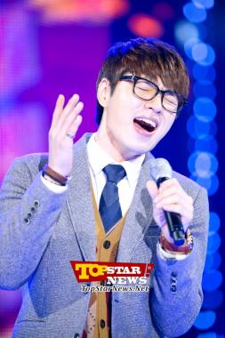 Lee Seok Hoon, ‘A passionate solo performance’ … Opening ceremony for &apos;MU:CON Seoul 2012&apos; [KPOP PHOTO]