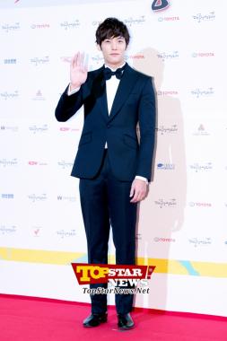 Choi Jin Hyuk, "Con un traje que parece hecho a medida"… Alfombra roja del 49 Festival de Cine Anual DaeJong [KSTAR PHOTO]