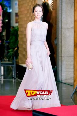 Go Ara, ‘Entering with her goddess-like beauty’ … Red carpet of the 49th Annual DaeJong Film Festival [KSTAR PHOTO]