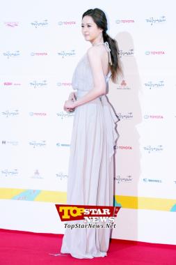 Go Ara, ‘Can&apos;t hide her true colors as a goddess even from the sideview’… Red carpet of the 49th Annual DaeJong Film Festival [KSTAR PHOTO]