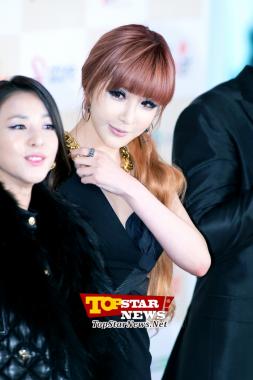 2NE1’s Park Bom, ‘Goddess-like dress that cuptured much attention’… Red carpet of the 2012 Melon Music Awards [KPOP PHOTO]
