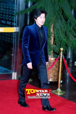 조승우(Jo Seung Woo), ‘겸손한 손인사’…‘2012 MBC 연기대상’ 레드카펫 현장 [KSTAR PHOTO]