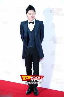 조정석(Cho Jung Seok), ‘훈남의 멋진 손인사’…‘2012 MBC 연기대상’ 레드카펫 현장 [KSTAR PHOTO]