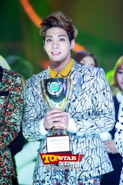 SHINee’s Jong Hyun, ‘Isn’t our trophy cool?’… MBC MUSIC ‘Show Champion’ [KPOP PHOTO]