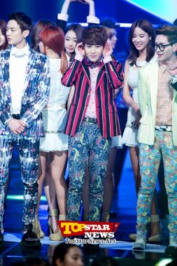 SHINee’s Taemin, ‘Opening his ears for the announcement’…‘ Mnet M! Countdown [KPOP PHOTO]