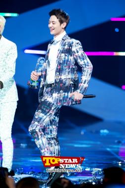 SHINee’s Min Ho, ‘Shining more brightly than the trophy’…‘ Mnet M! Countdown [KPOP PHOTO]